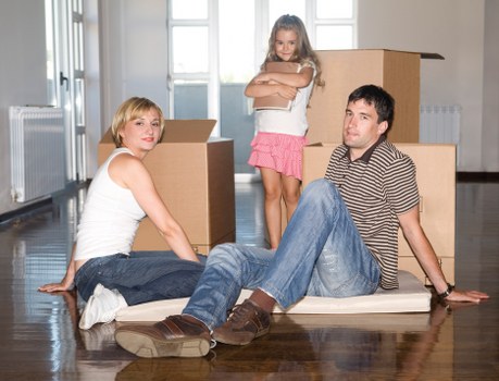 A moving team planning a home relocation in Germany with careful transport and loading